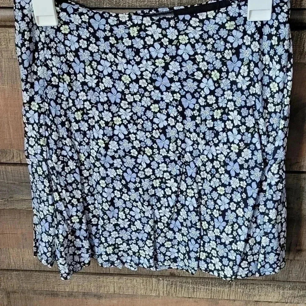 Vintage H&M A-line floral skirt, size 6, blues/white/greens - Picture 2 of 3